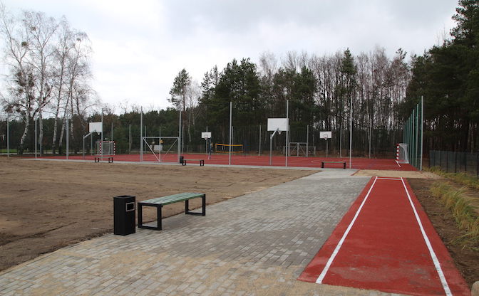 Przebudowa obiektów sportowych przy szkole podstawowej w Budach Siennickich i utwardzenie terenu
