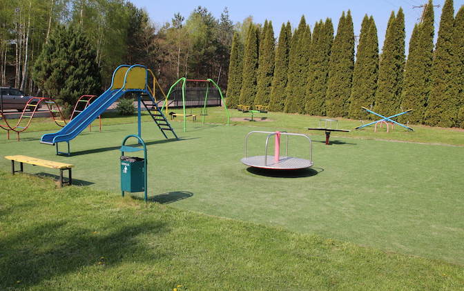 Modernizacja placów zabaw przy szkołach w Budach Siennickich i Dębinkach